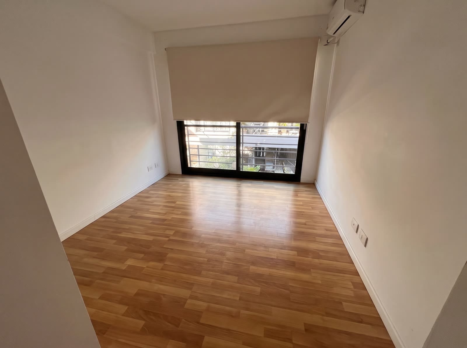 El mismo dormitorio, cargado de cosas y vaciado con IA