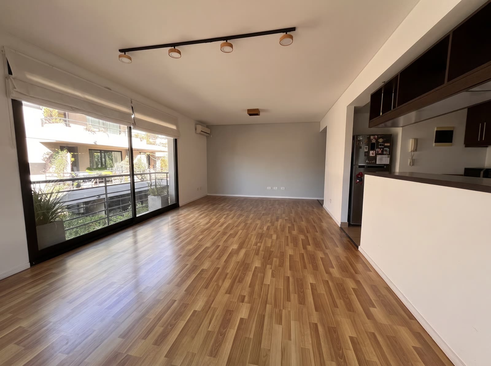 El mismo living comedor, amoblado y vaciado con IA